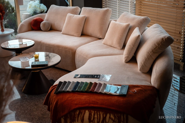 Canapea cu design modern Konsept in showroom din Focsani