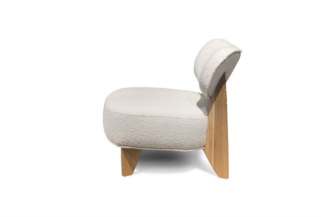 Fotoliu JUNNE alb, privire laterala, material personalizat si cadru de lemn