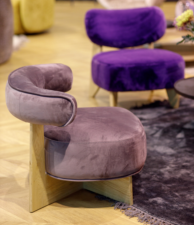Fotoliu Mousse vedere lateral, culoare mov, cadrtu lemn masiv si tapiterie premium la alegere