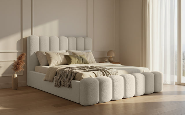 Pat AMO alb într-un dormitor amenajat modern și cozy