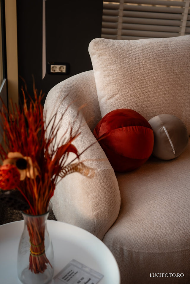 Canapea moderna tapitata cu material premium si masa de cafea