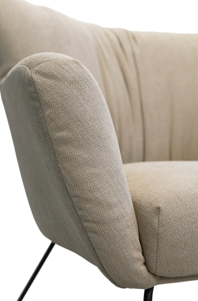 Fotoliu INNA cu detaliu textil si picior metalic