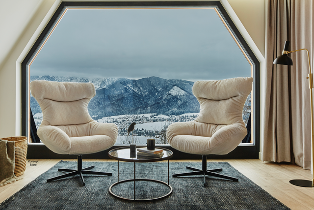 2 fotolii LUNNO albe in amenajare de munte in stil inudstrial modern