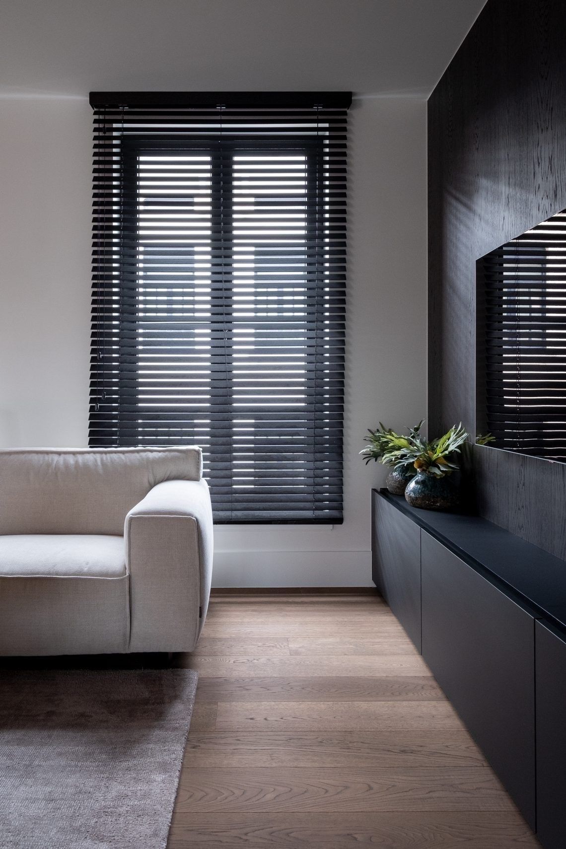 Living modern cu jaluzea si canapea