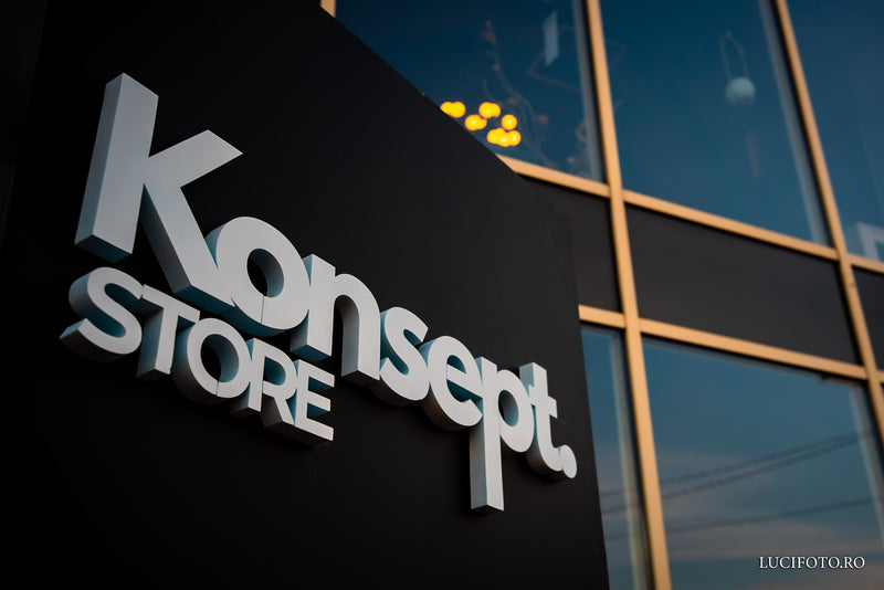 Konsept Store logo pe pancarda neagra la showroom din Focșani